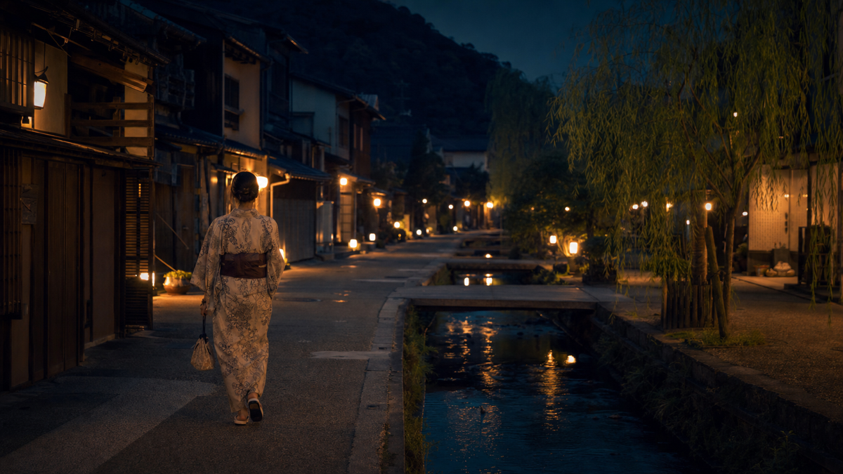夜の温泉町を外湯めぐりに向かう旅行者のイメージ
