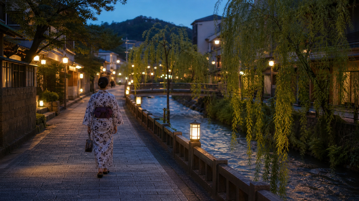 浴衣姿で下駄を鳴らしながら温泉街を歩く後ろ姿の写真