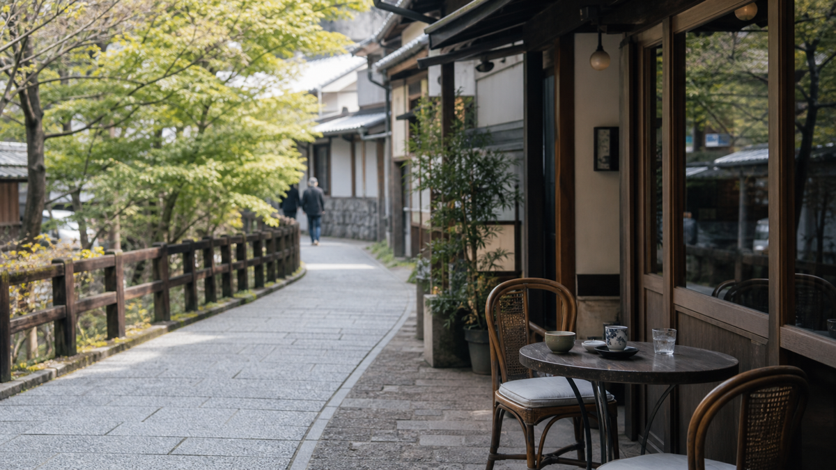 温泉街の小さなカフェの軒先で一息つく旅行者たちの様子