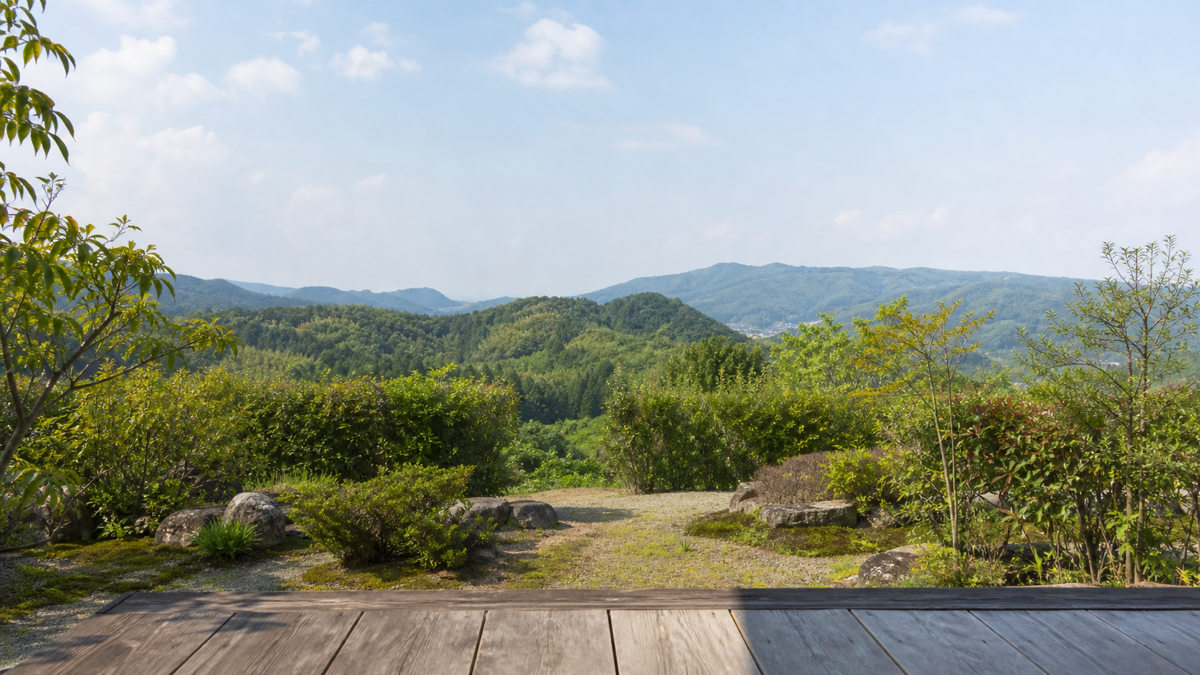 里山を望む静かな庭園と縁側の風景