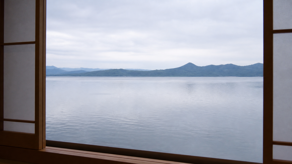 窓越しに見える穏やかな湖面の景色
