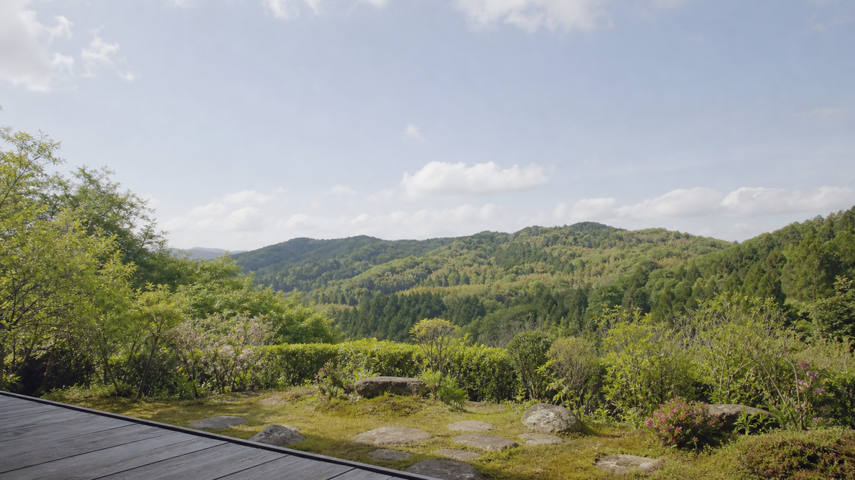 里山を望む静かな庭園と縁側の風景