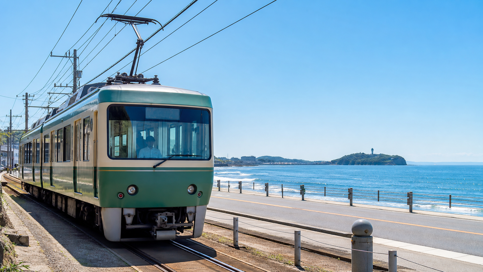 海沿いを走る路面電車と車窓から見える穏やかな海