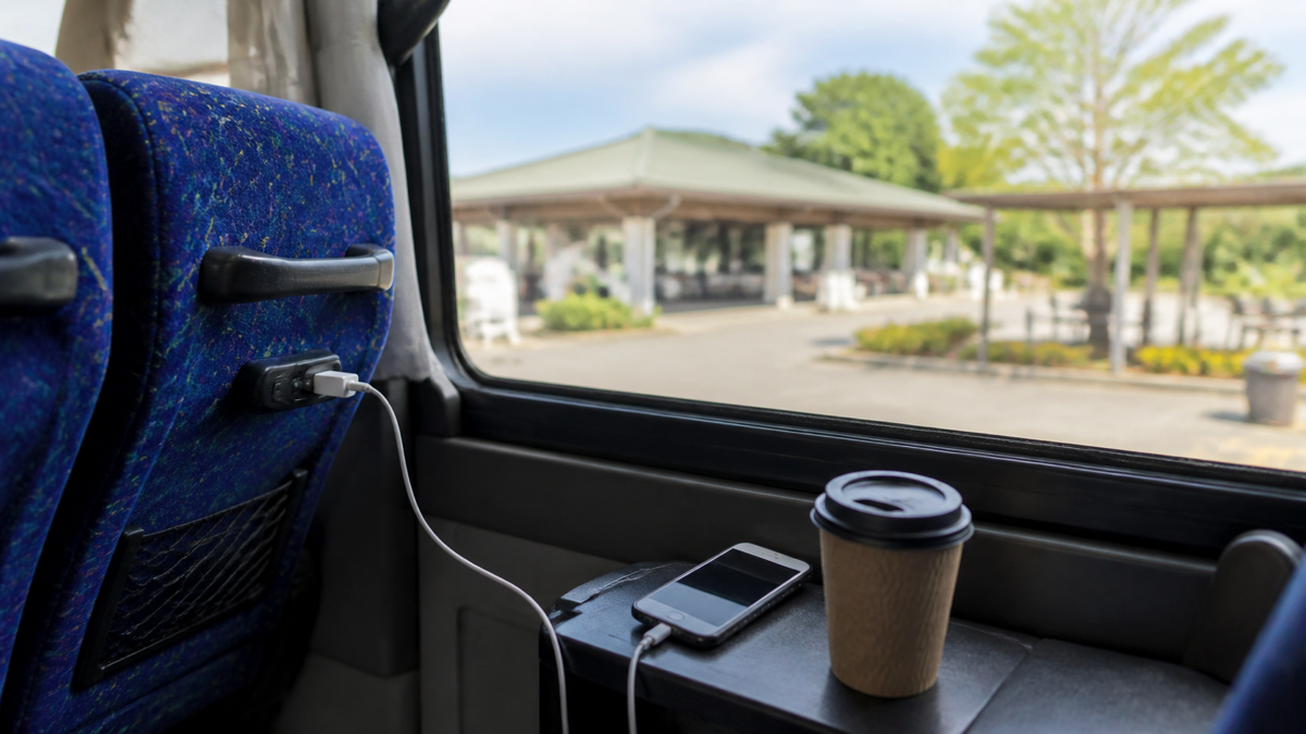 一般的なバス座席の電源まわりと休憩中の飲み物を確認するイメージ