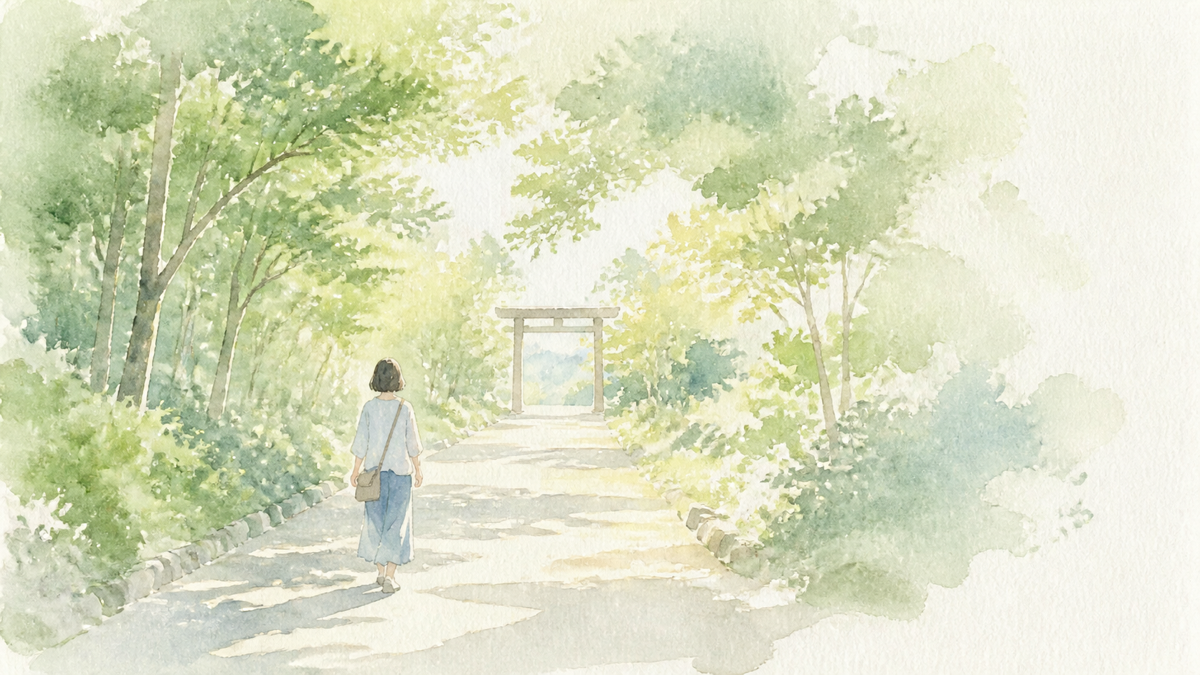 外宮の緑の境内をゆっくり歩く旅行者のイメージ